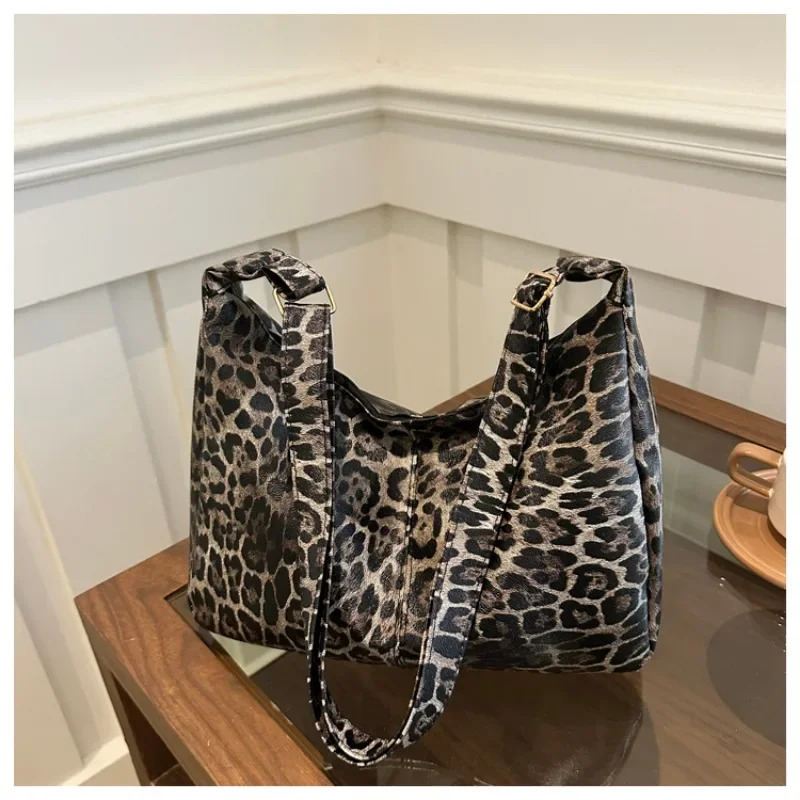 2025 PU High Value Leopard Print Hot Selling Crossbody Bag Zipper Simple Fashionable Shoulder Bag Soft Versatile Trendy Handbag R250318