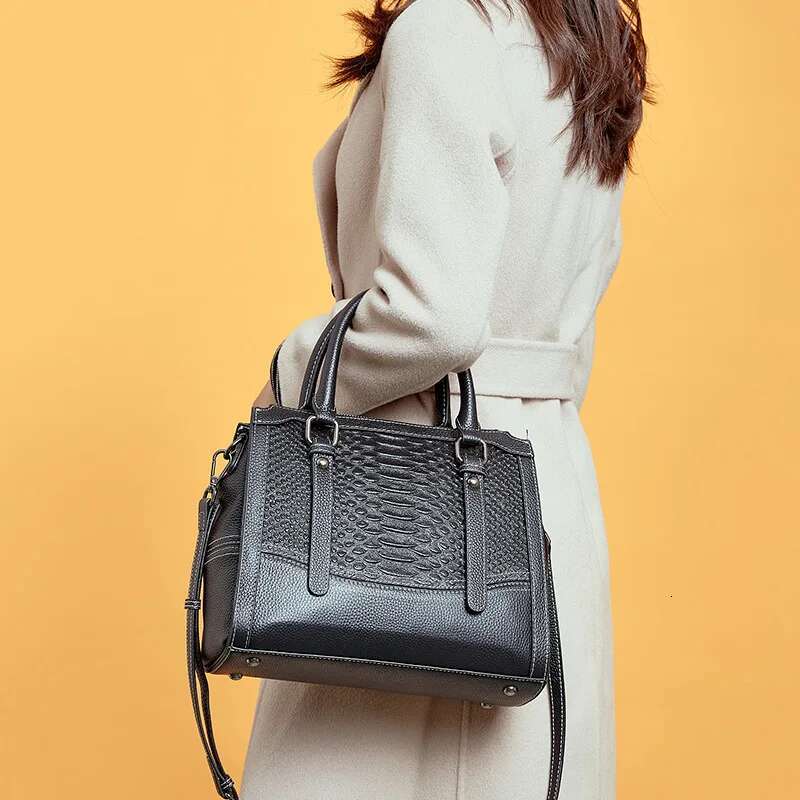 2023 New Design Ladies Cowhide Leather Handbags Snake Pattern Women Shoulder Bags Elegant Classic Female Crossbody Bag Brown
