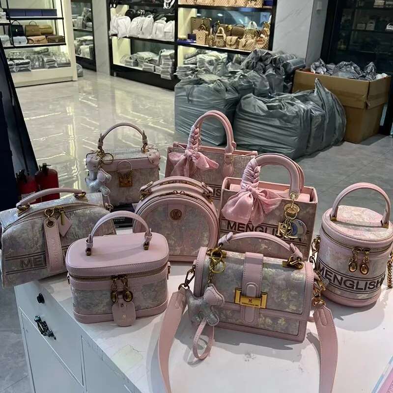 Ladies Designer High-End Pink Emed Handbag 2024 New Chinese Style Box Single Shoulder Crossbody Bag