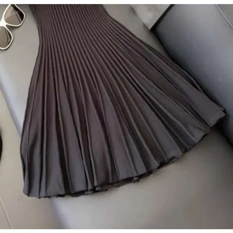 Autumn And Winter Gray Round Neck Cutout Knitted Dress Women's 2024 New Temperament Cinched Waist Pleated Base Midi Skirt