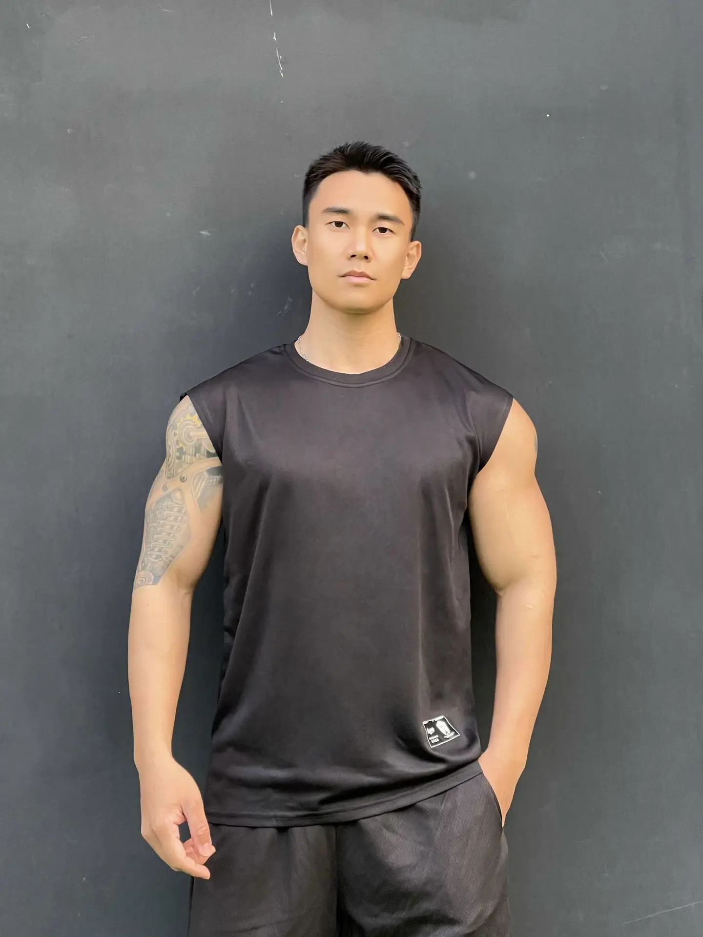 2024 Fitness Tank Top Mens Gym Exercise Sleeve Summer Loose Underwear Basketball Running Ves 250314Z