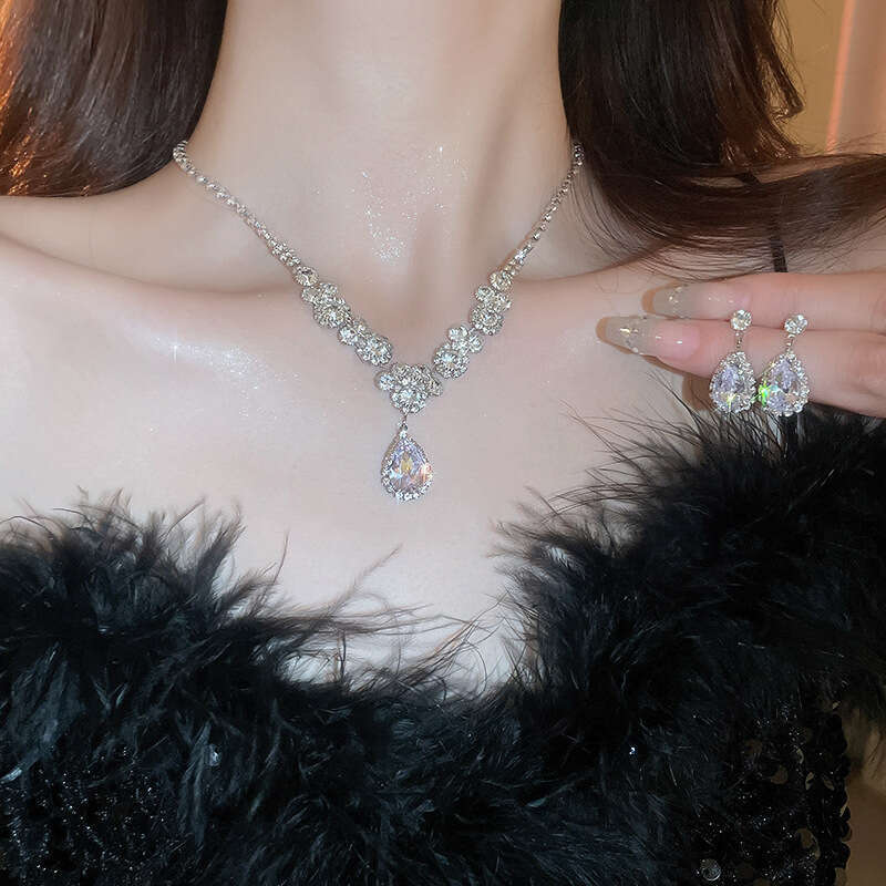 Designer necklace for women 2-piece set of light luxury jewelry moissanite diamond studded earrings necklace high-end collarbone necklace accessories 