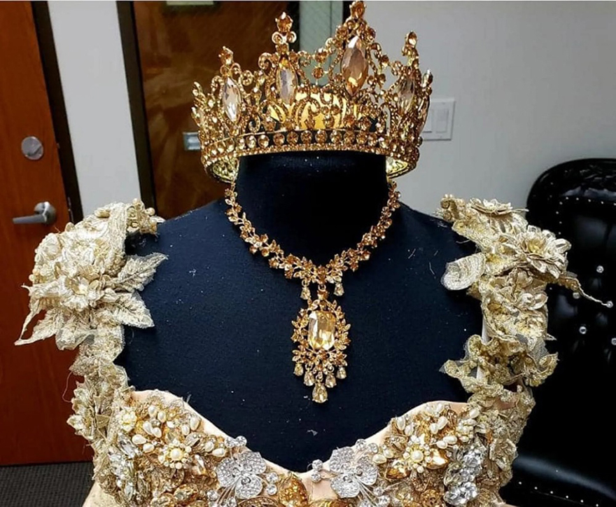 2025 Bling Princess Quinceanera Dresses Party Dress Champgne Lace Appliques Crystal Beading Cap Sleeves Ball Gown Formal Evening Gowns Vestidos