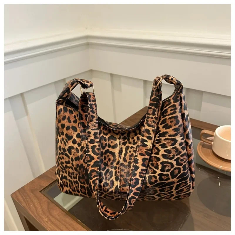 2025 PU High Value Leopard Print Hot Selling Crossbody Bag Zipper Simple Fashionable Shoulder Bag Soft Versatile Trendy Handbag R250318