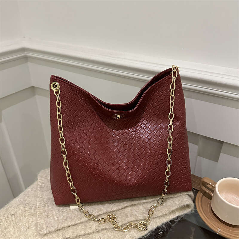 2024 winter new fashionable woven diamond grid pattern soft surface casual large capacity chain single shoulder diagonal cross bag for women