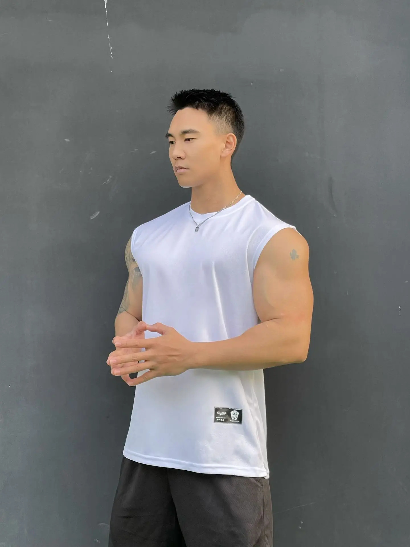 2024 Fitness Tank Top Mens Gym Exercise Sleeve Summer Loose Underwear Basketball Running Ves 250314Z