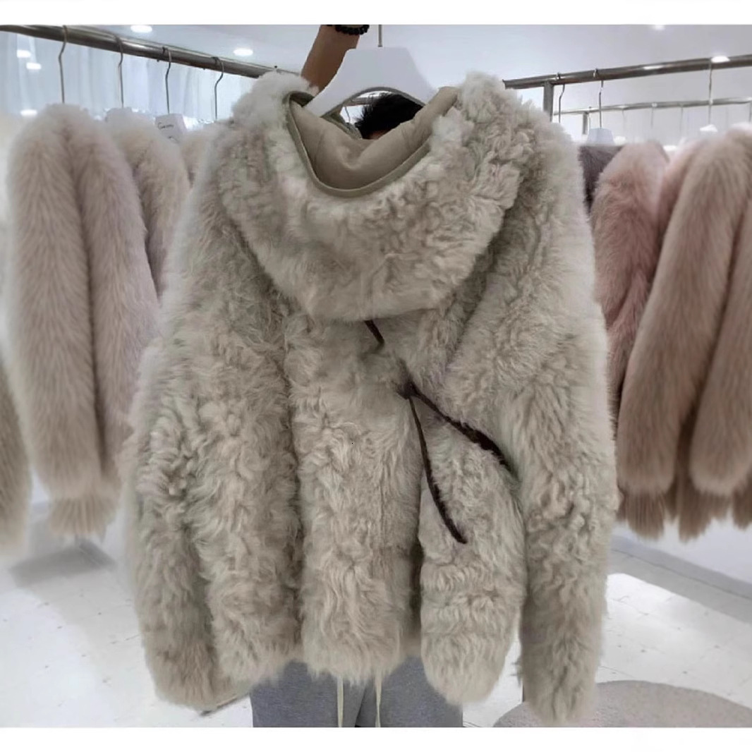 European goods heavy industry design lamb wool hooded top with high-end feel, light luxury imitation fur coat for women in winter