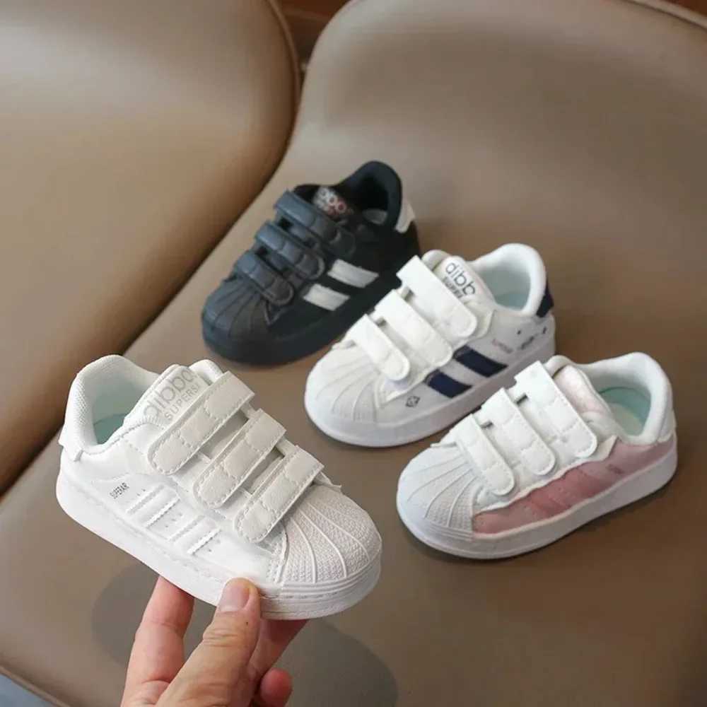 Childrens sports shoes childrens fashion design white anti slip casual shoes boys and girls hook breathable shoes childrens outdoor coaching machine W