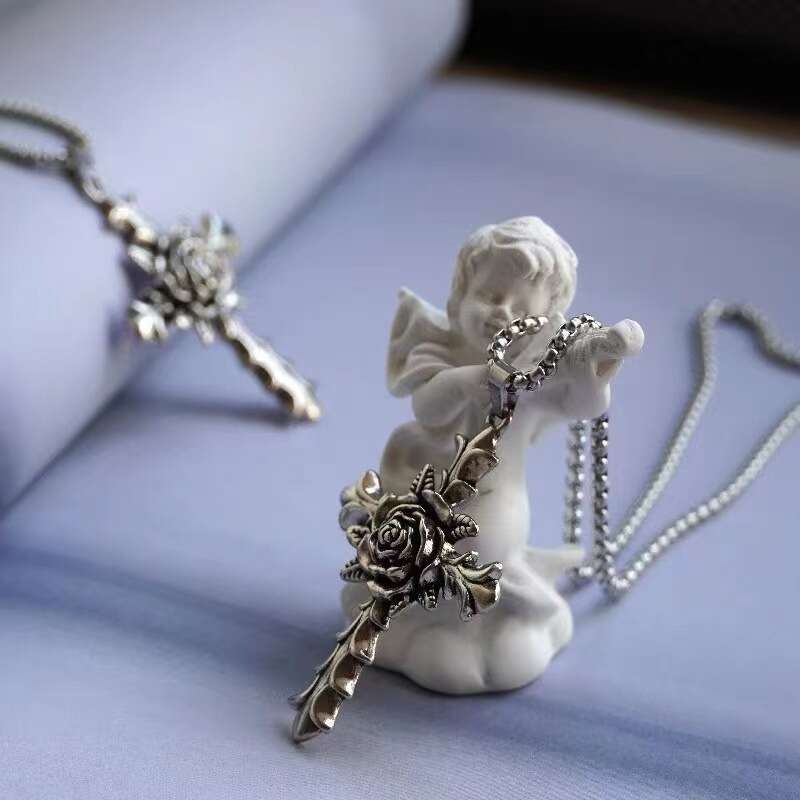 Fashionable trendsetters, rose cross, hip-hop style necklace, earth cool trampoe, couple, men's and women's sweater chain