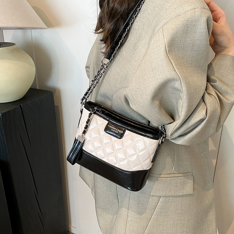25 Summer New Lingge Chain High Quality Embroidery Thread Cross Handbag High End Designer Fashion Crossbody Bag Versatile Small Fragrant Women s Walle