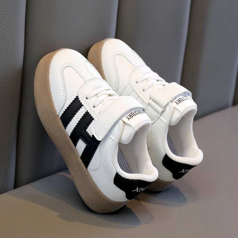 Spring and autumn childrens sports training shoes boys and girls moral training sports shoes childrens soft soled casual shoes skateboarding shoes W25