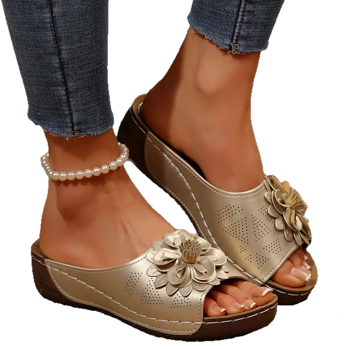 Low On A Wedge Shoes Womens Slippers Outdoor Rubber Flip Flops Slides Pantofle Big Size Flower Hawaiian 2025 Hoof Heels Rome Flo 250318