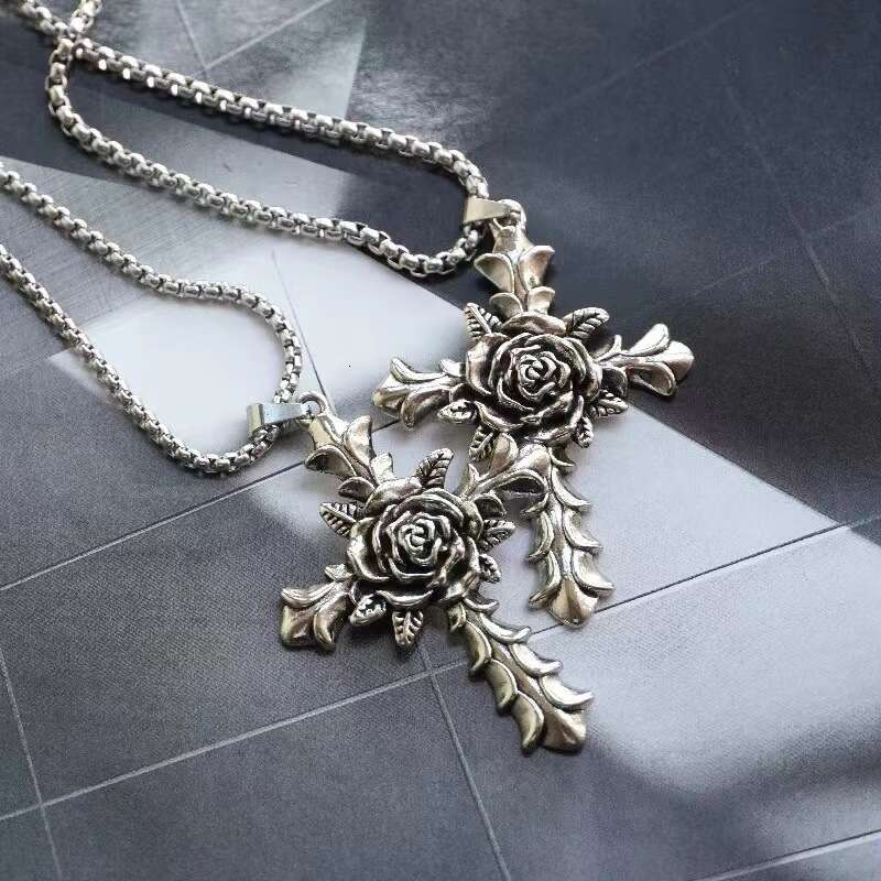 Fashionable trendsetters, rose cross, hip-hop style necklace, earth cool trampoe, couple, men's and women's sweater chain