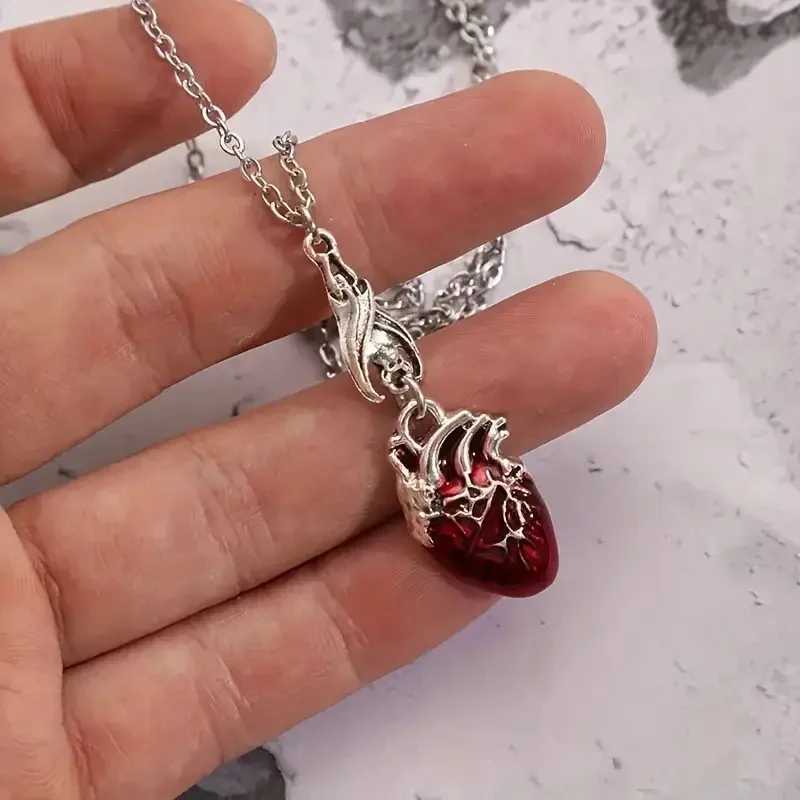 Gothic Vampire Bat Bloody Heart Pendant Necklace Fashion Pagan Witch Jewelry Anatomy Heart Halloween Accessories Gift W250318