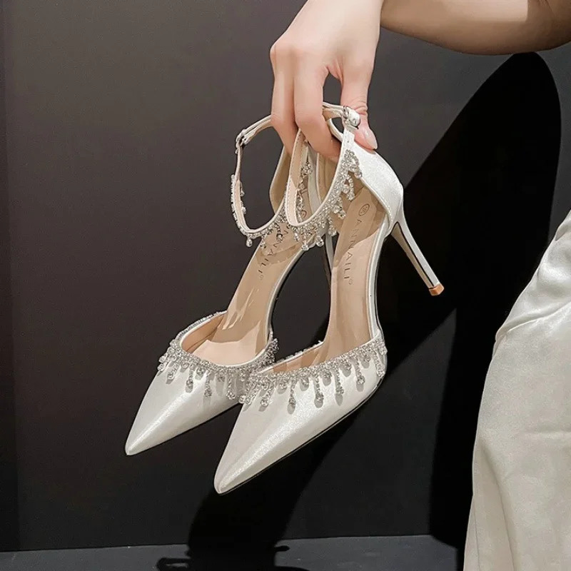 Comemore White Wedding Bridesmaid Shoes Satin Fashion Rhinestone Fringe Chain High Heels Black Temperament Elegance Pumps 250317