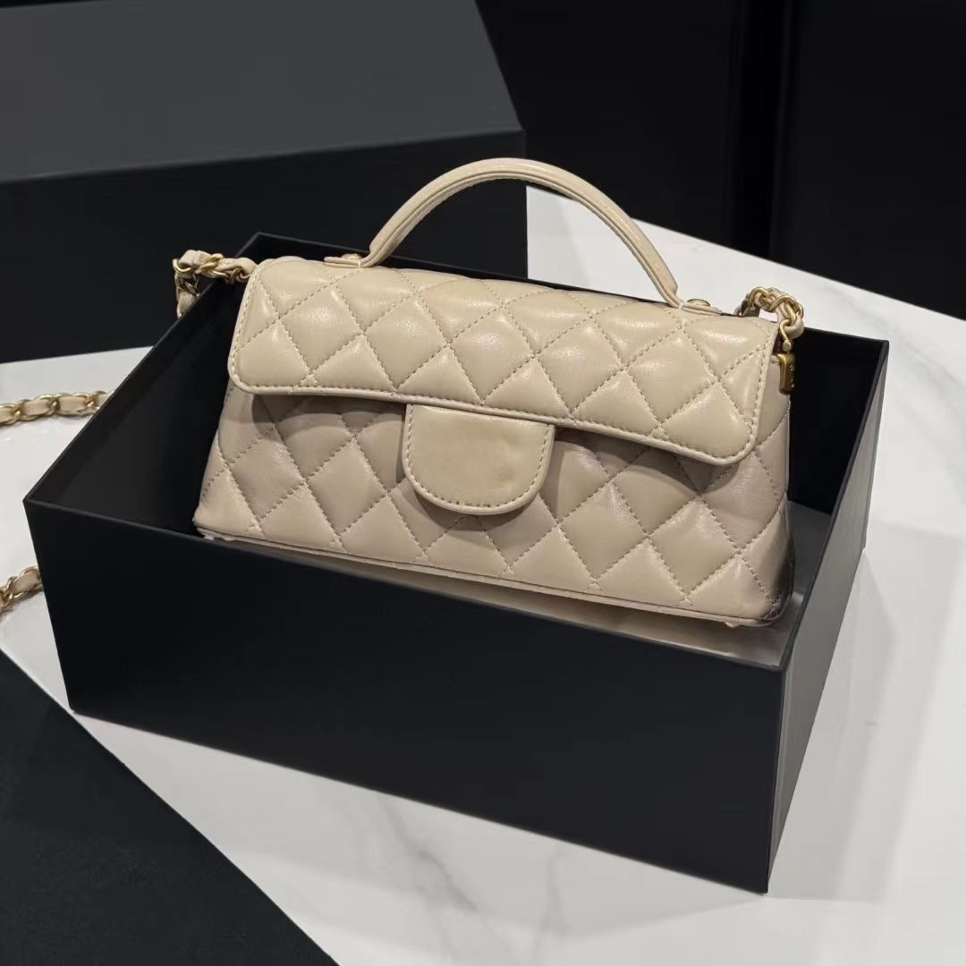 19A Designer 25P Handle handbag Classic Flip Bag Fashion Crossbody Bag Shoulder Bag 22cm in Italian Lambskin with 18K plated hardware