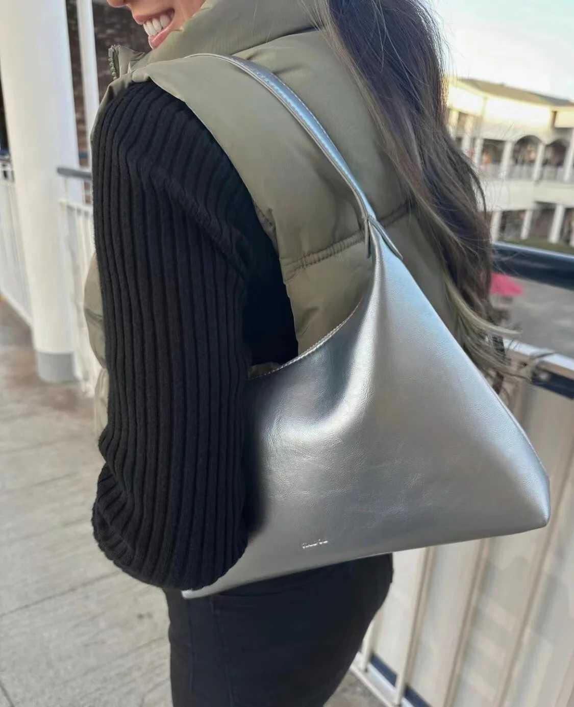 Wendys same Korean standoil fl bodied bag wens fl bodied handbag underarm bag Y250318