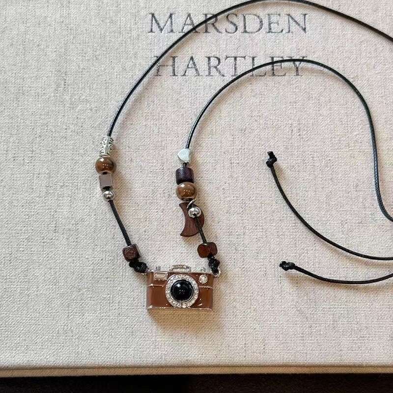 2024 new brown camera necklace, women's sweet, cool, spicy style hoodie chain, light , niche design accessories