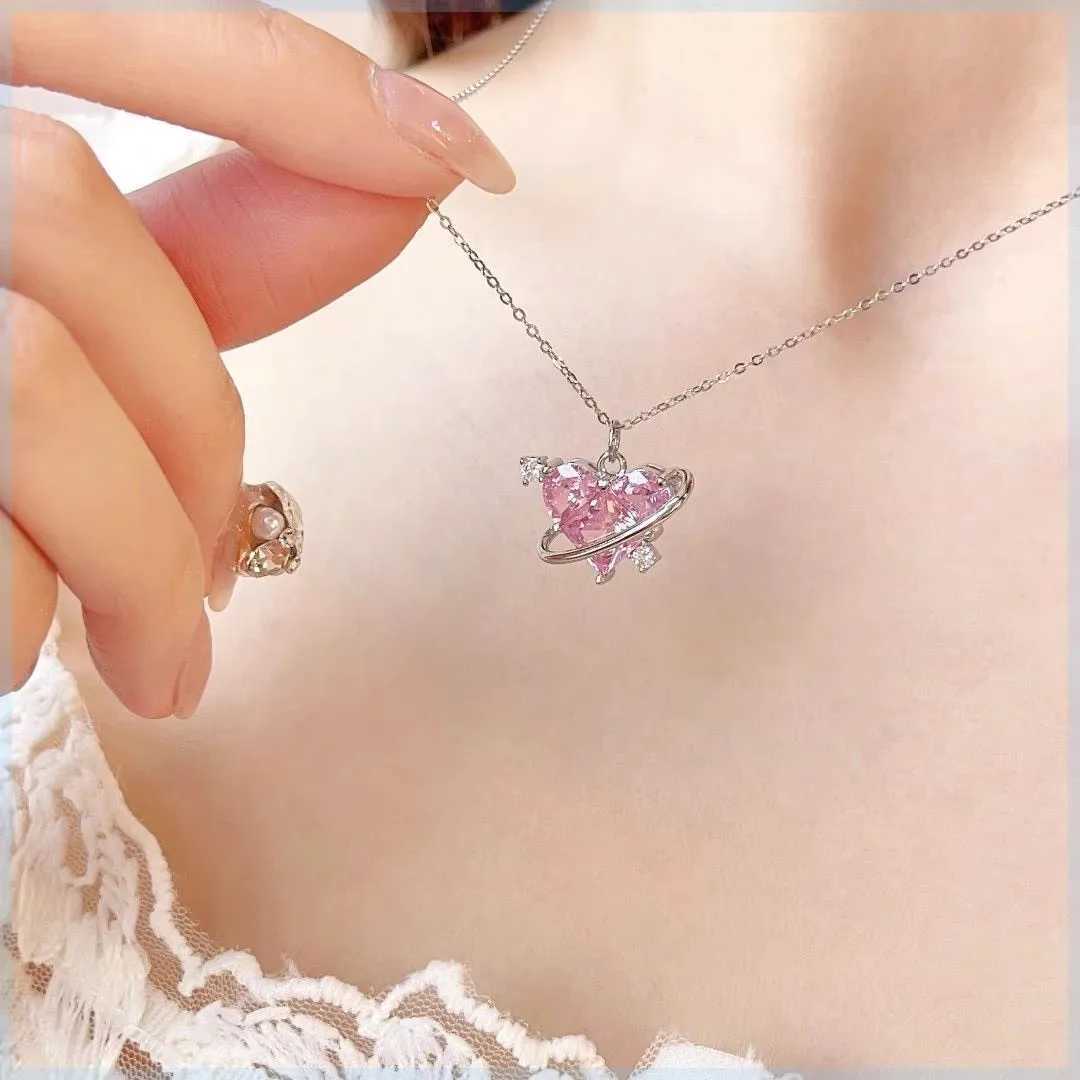 Y2K Pink Planet Heart Shaped Zircon Pendant Necklace Womens Fashion Aesthetics Cravik Chain Necklace Valentines Day Gift Party Jewelry W250318