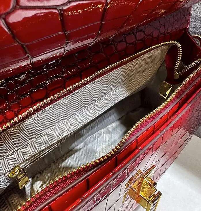 Fashion Leather Women Handbags Crocodile Pattern Lady Shoulder Messenger Red Bag New Large Capacity Portable Shell Bags