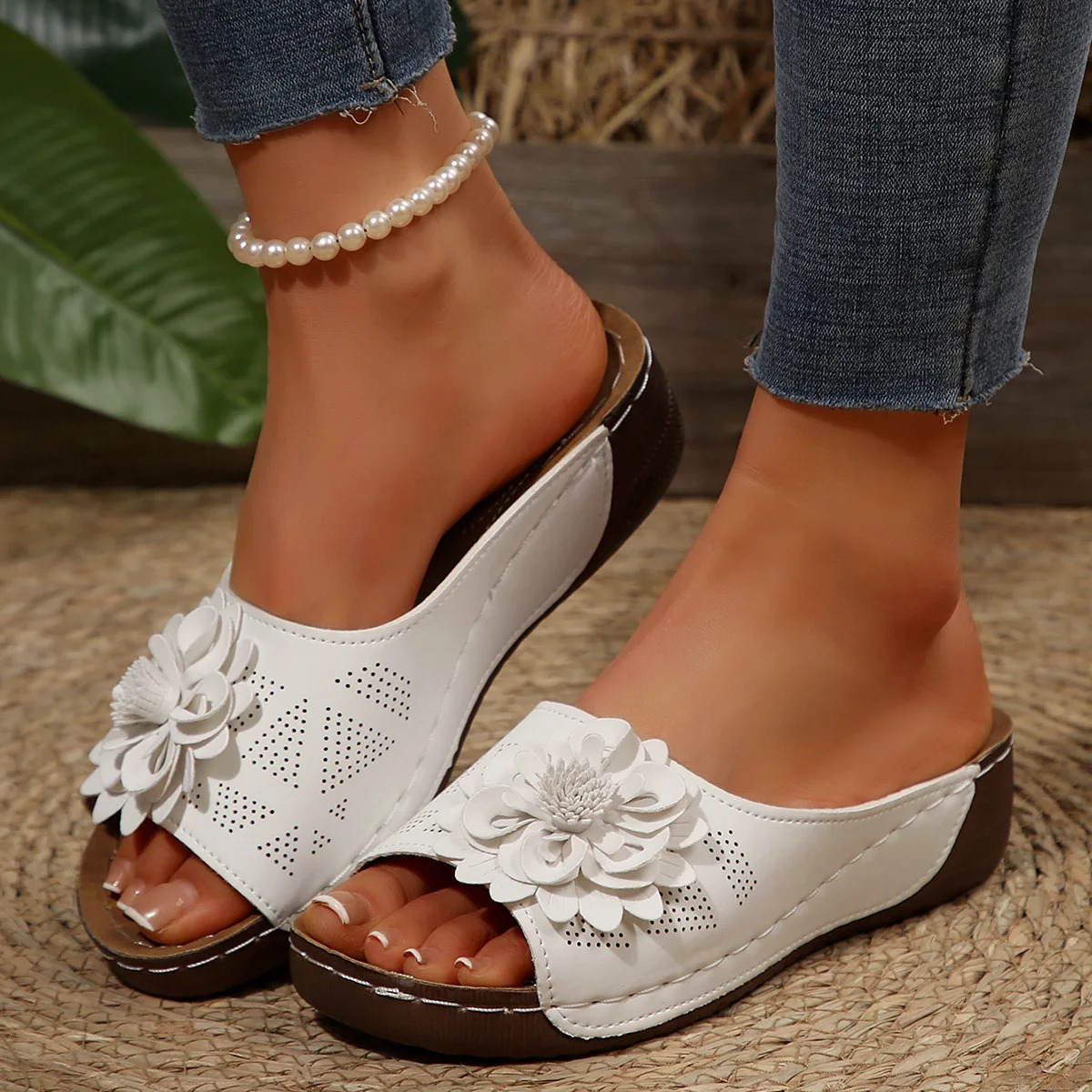 Low On A Wedge Shoes Womens Slippers Outdoor Rubber Flip Flops Slides Pantofle Big Size Flower Hawaiian 2025 Hoof Heels Rome Flo 250318