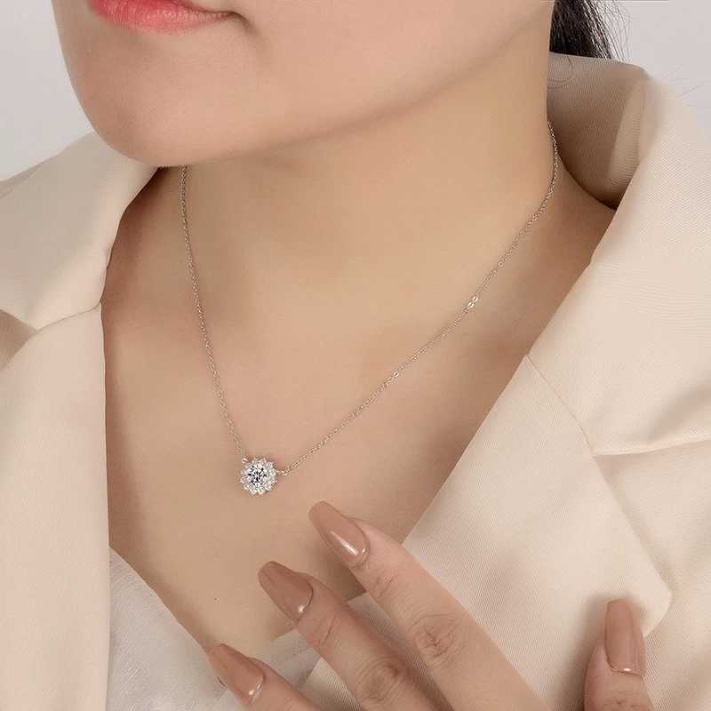 PERFANY 1-3CT Womens Moissanite Necklace S925 Pure Silver Sparkling Sunflower Pendant Party Fashion High end Jewelry W250318