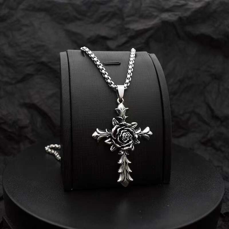 Fashionable trendsetters, rose cross, hip-hop style necklace, earth cool trampoe, couple, men's and women's sweater chain