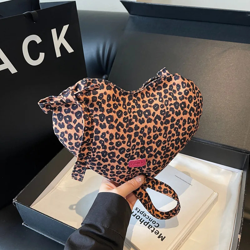 New 2025 Heart Shaped Shoulder Bag Fashion Leopard Chain Crossbody Bag Plush Handbag Cute Zipper Purse For Womans Tote Bag Gift R250318