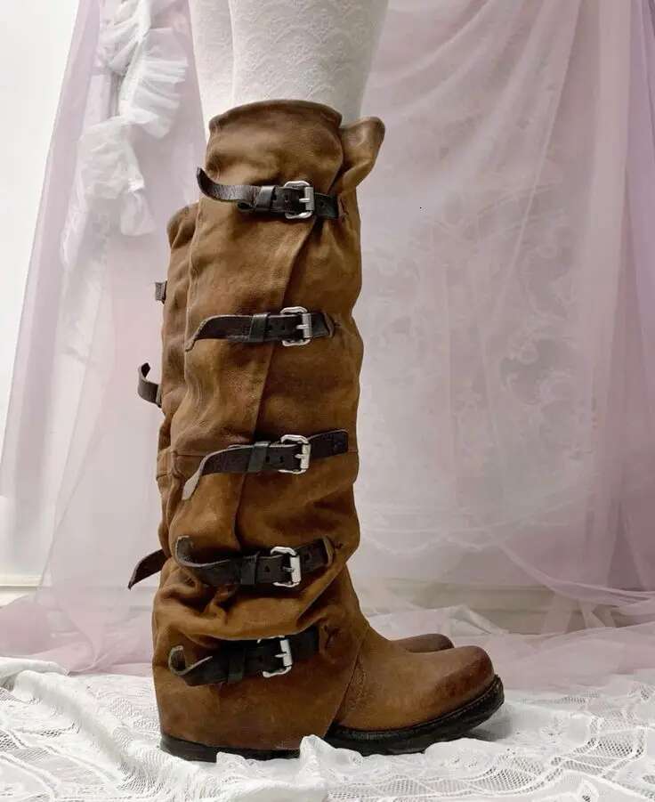 Vintage Wasteland Brown Buckled Knee High Boots Round Toe Flats Chunky Heel Women's Long Boot Designer Pleated Shoes