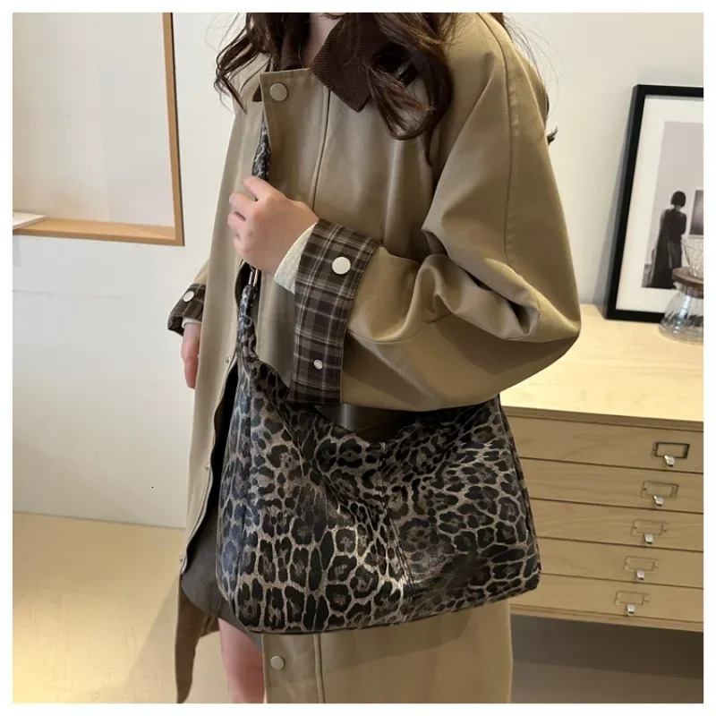 2025 PU High Value Leopard Print Hot Selling Crossbody Bag Zipper Simple Fashionable Shoulder Bag Soft Versatile Trendy Handbag R250318
