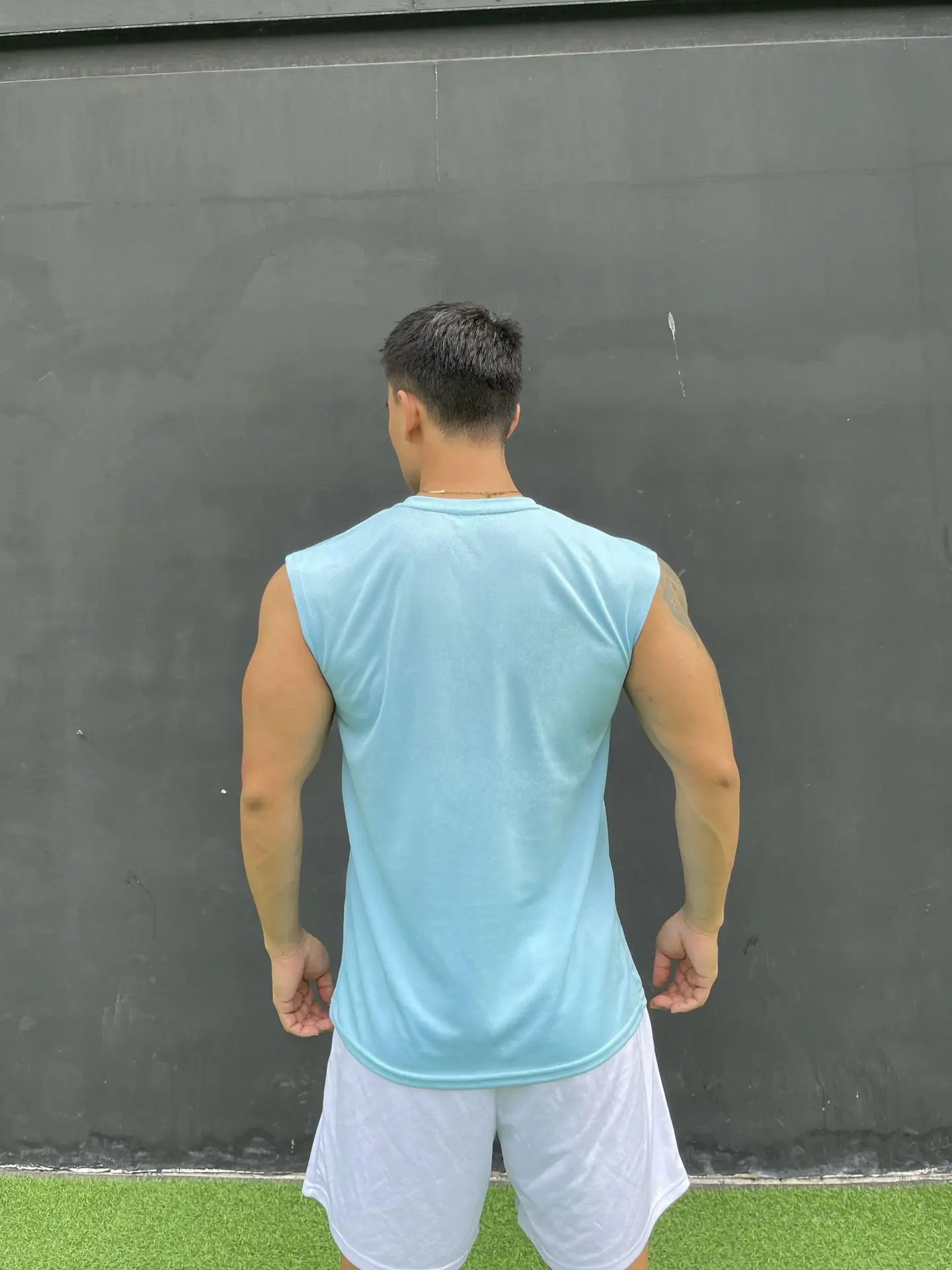 2024 Fitness Tank Top Mens Gym Exercise Sleeve Summer Loose Underwear Basketball Running Ves 250314Z