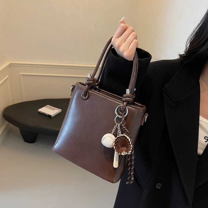 High quality handbag suitable for warm Mti accessories large capacity Shoder cross shaped bucket bag with pendant 2024 luxury handbag Y250318