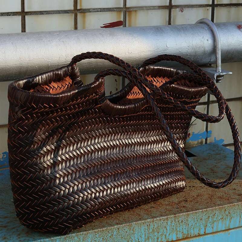 Spring and summer French cow2025hide basket bag, rattan woven handbag, women's large capacity fashionable casual retro bag