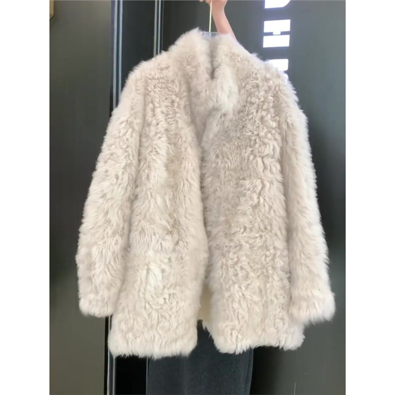 White Xiaoxiang lamb wool coat for women 2024 new style, popular this year, beautiful Korean lazy style niche top