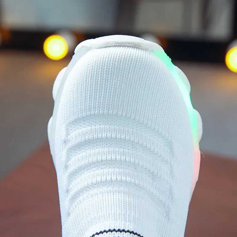 Childrens sports shoes baby girls letter grid LED luminous sports running shoes Sapato baby luminous shoes W250318