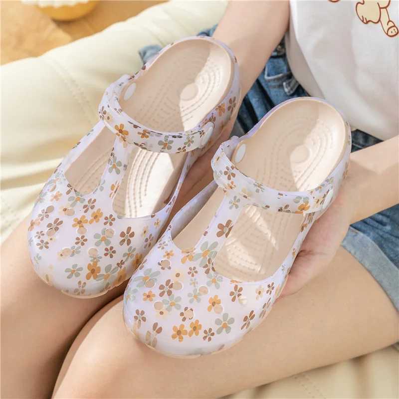 New Arrival Summer Women Jelly Sandals Hole Slippers Luxury Breathable Non Slip Beach Sandals Outdoor Anti Slip Sports Slippers Nurse Shoes T250318