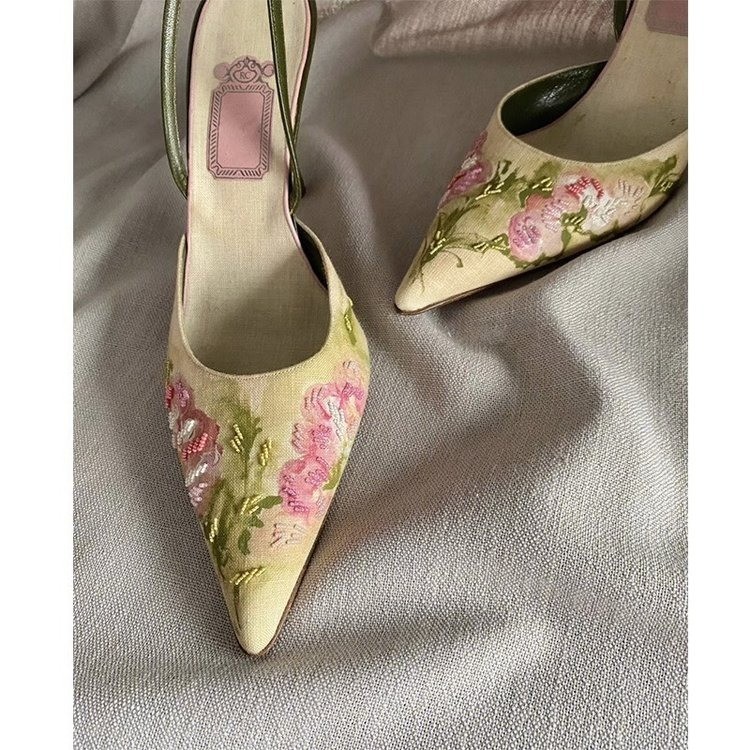 Sharp pointed embroidered women's shoes spring new retro high heels Republic of China style embroidered women's shoes versatile