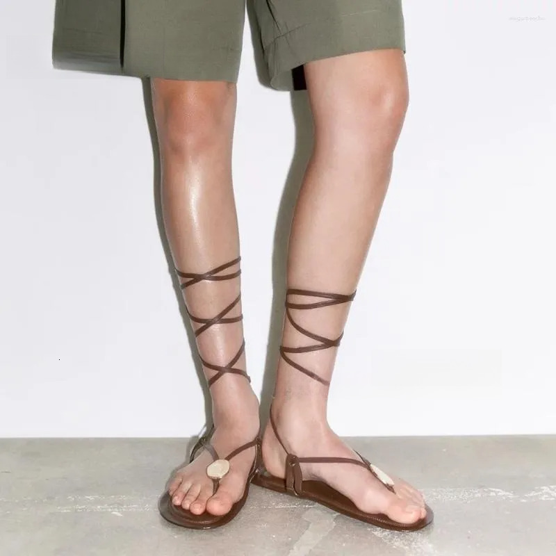 2025 S Fashion Designer Sandals Tie Straps Pinch Toe Flat With Side Air Lace Up Women S Summer Brown Metal Decor Flip Ps Roman Shoes Sexy