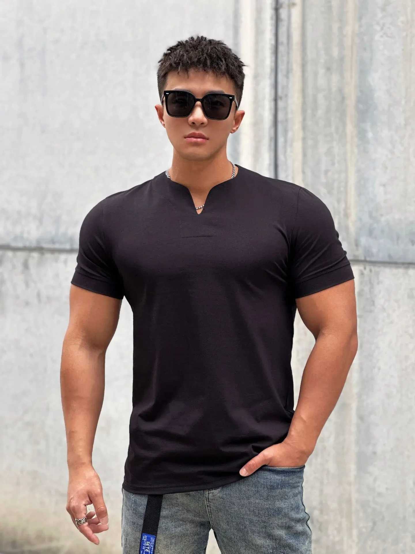 New Fashion Summer Mens Clothing V-neck Short Sleeve Slim Fitness Pure Cotton Casual Sweat Absorbent Breathable T-shirtT250318