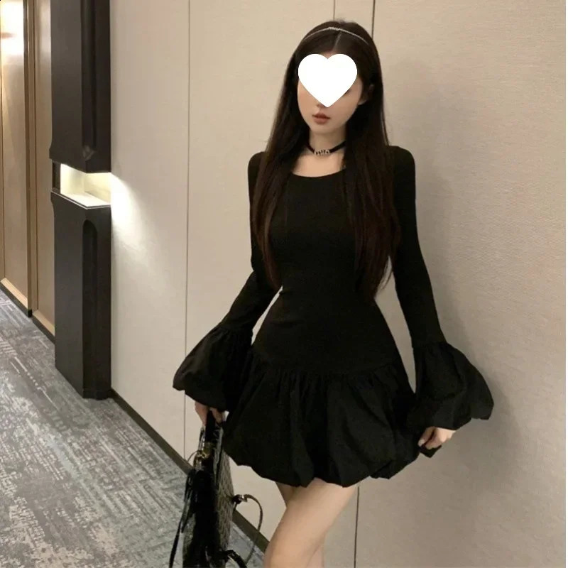 Black Bell bottom long sleeved womens autumn and winter style French round neck slim fit waist flat short skirt 250319
