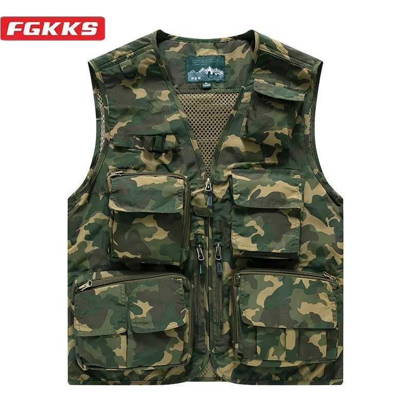 FGKKS 2024 Outdoor Casual Vest Mens Camouflage Slim Multi-Pocket Coat High Quty Design Selling Casual Vest Men X250319