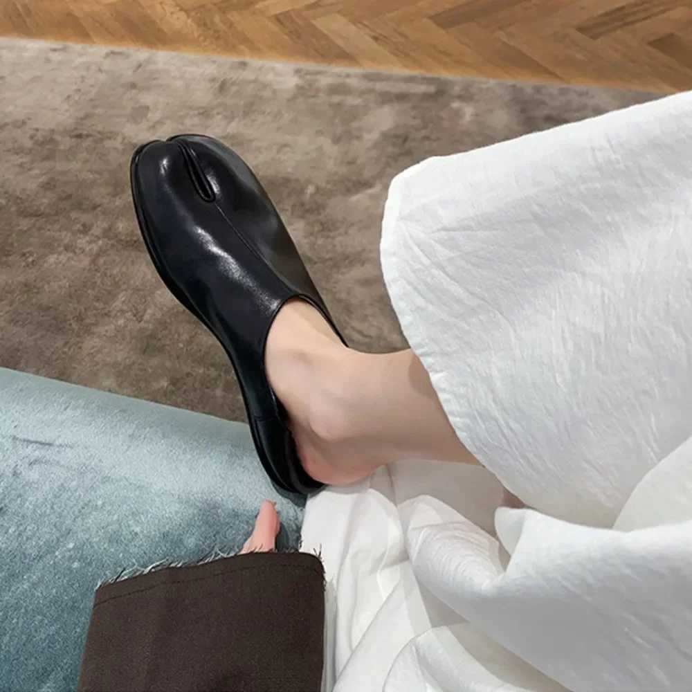 Flat Shoes Sier Tabi Ninja Shoes Women Split Toe Flats Trotters Mocasines Women Solid PU Leather Loafers Femmes Slip SlidesXJ250319