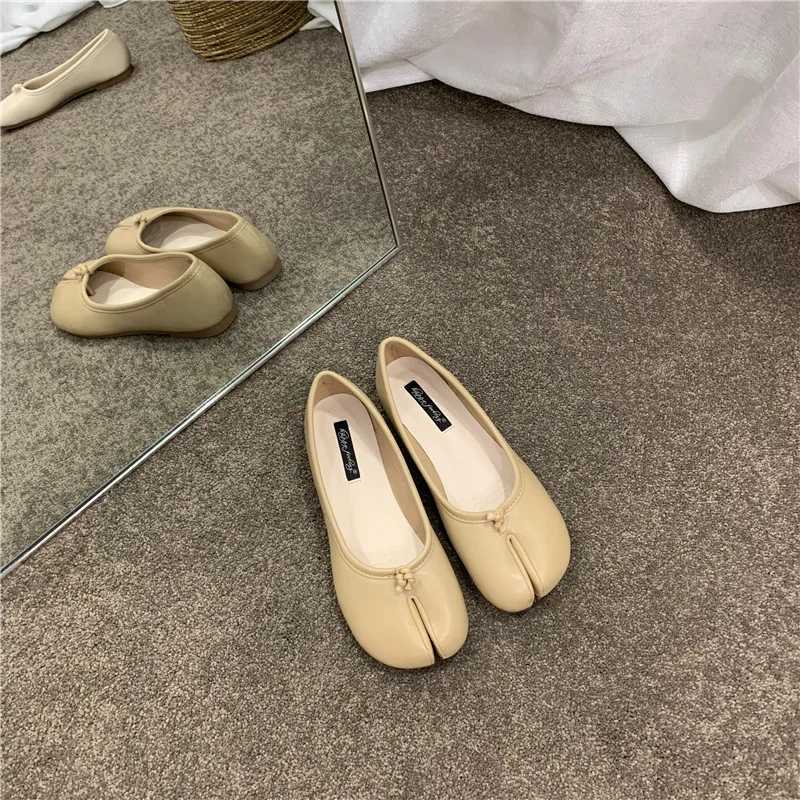 Japanese Style Tabi Ninja Shoes Womens Comfortable Leather Flat Shoes Split Hoodie Heel Womens Mary Jeans Mockasines Womens Ballet ShoesXJ250319