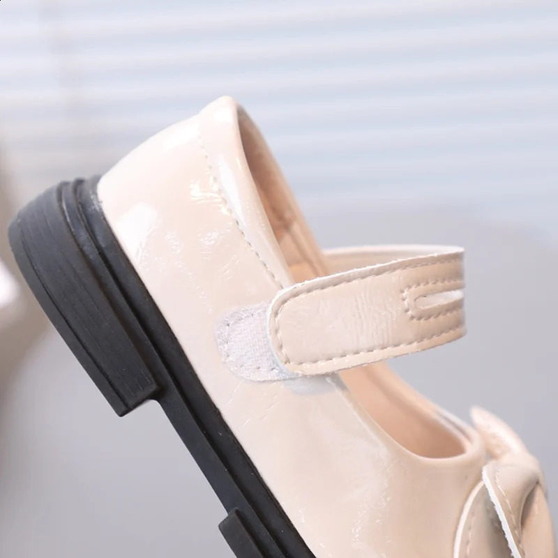 Childrens womens shoes are soft and non slip Spring summer childrens Korean fashion bow breathable n casual leather 250319