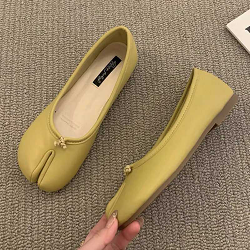 Japanese Style Tabi Ninja Shoes Womens Comfortable Leather Flat Shoes Split Hoodie Heel Womens Mary Jeans Mockasines Womens Ballet ShoesXJ250319