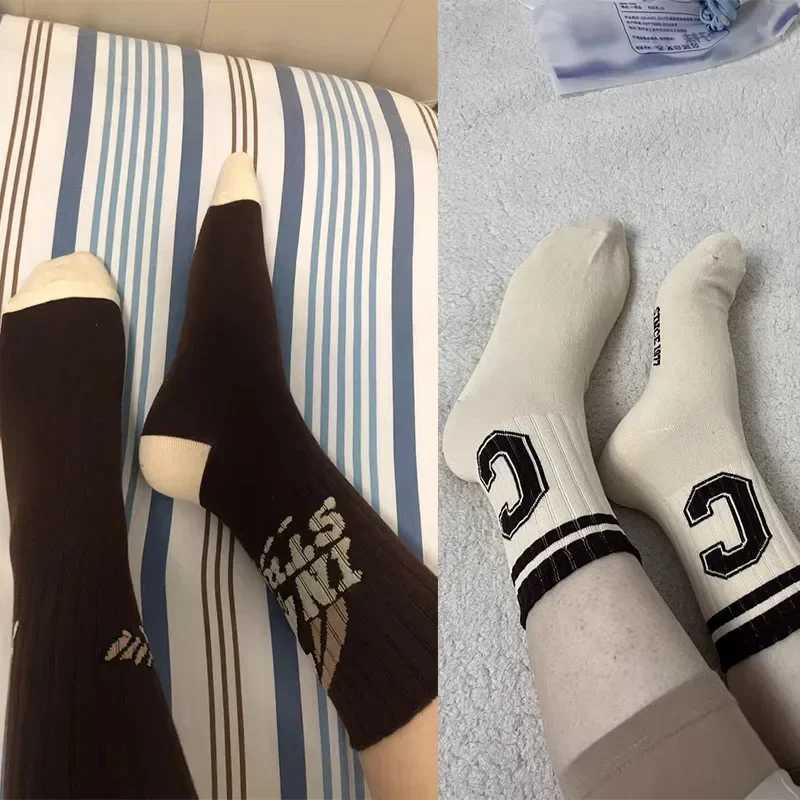 1/5/8 Pairs Retro American Mens Mid-rise Socks Women Ins-style Casual Sports Basketball Graffiti Alphanumeric Pattern Socks X250319