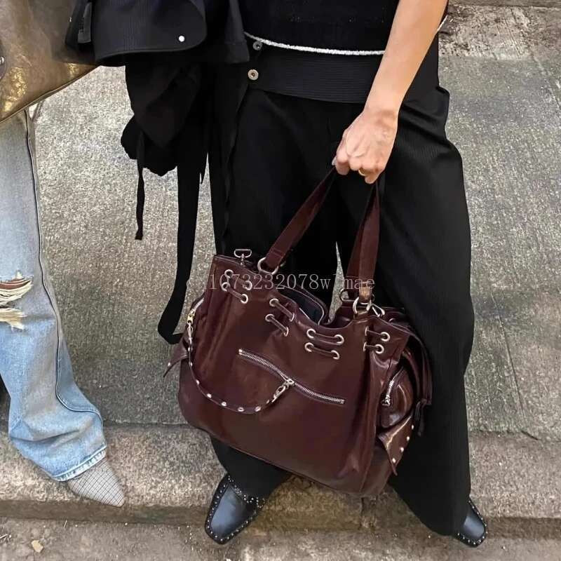 Hot Girl Willow Nail Motorcycle Bags Fashion Designer Rivet Pu Leather Tote Vintage Goth Large Capacity Shoulder Bag Trendy