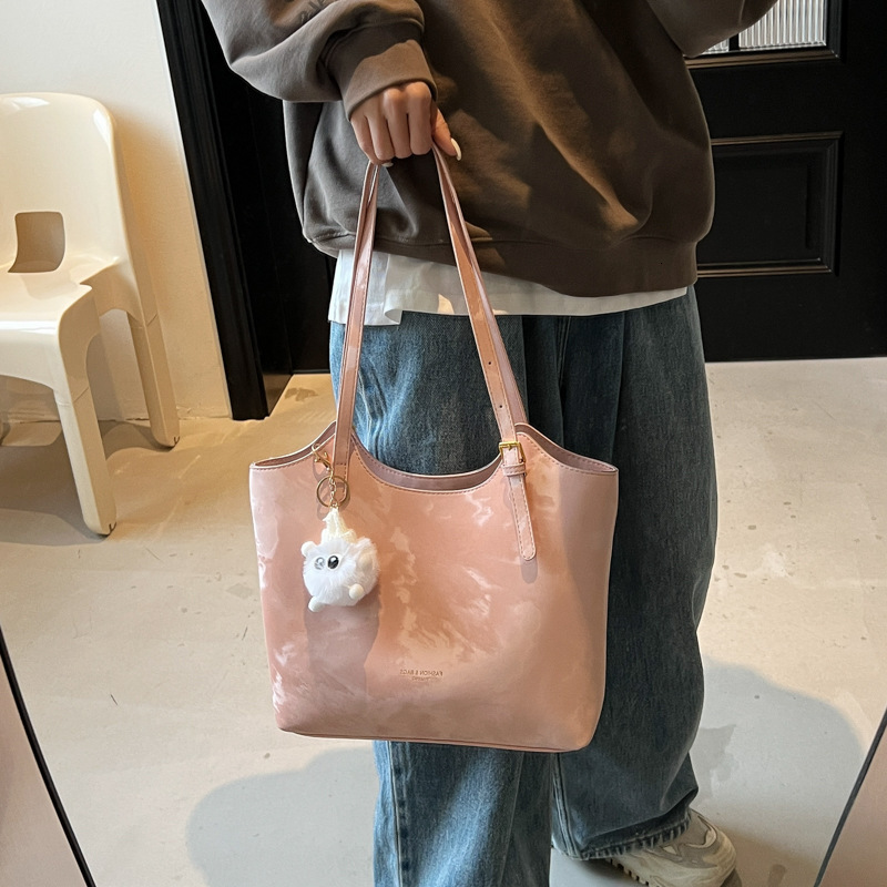 High End Fashion Versatile One Shoulder Commuting For Women In Spring 2025, New Student Class Large Capacity Tote Bag Fashion Shoulder Bags