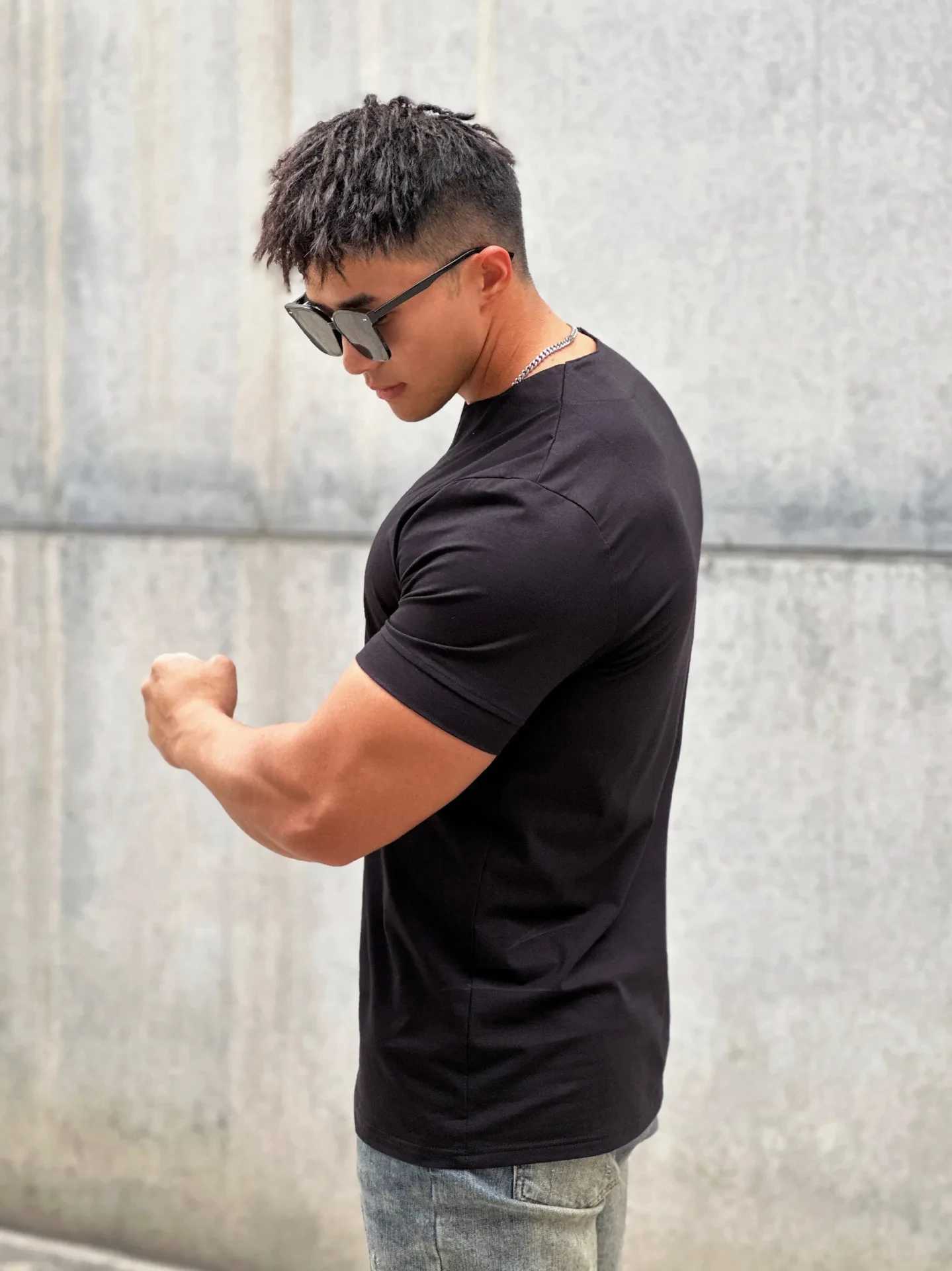 New Fashion Summer Mens Clothing V-neck Short Sleeve Slim Fitness Pure Cotton Casual Sweat Absorbent Breathable T-shirtT250318