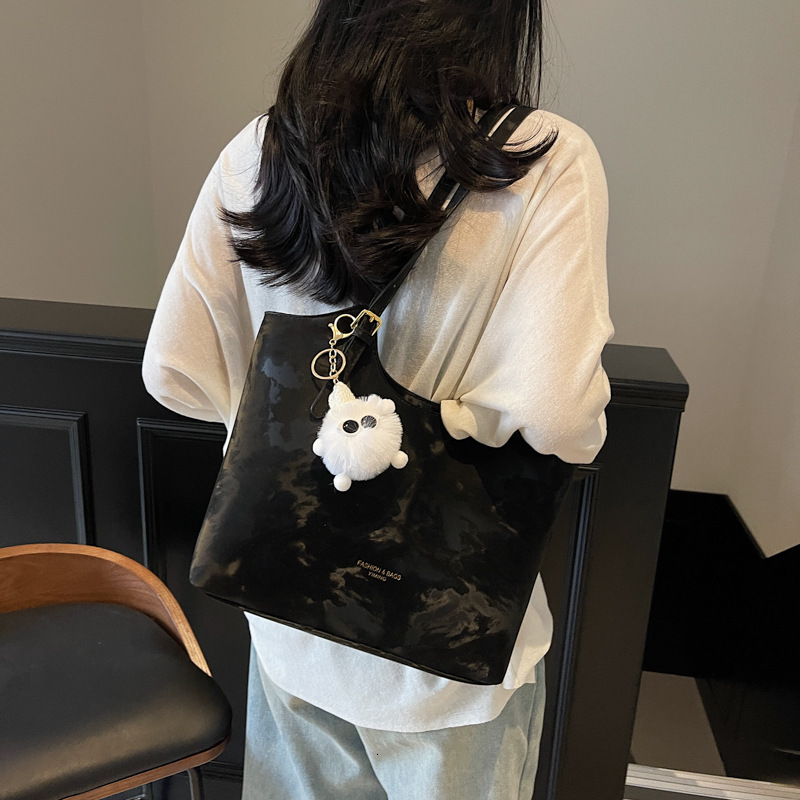 High End Fashion Versatile One Shoulder Commuting For Women In Spring 2025, New Student Class Large Capacity Tote Bag Fashion Shoulder Bags